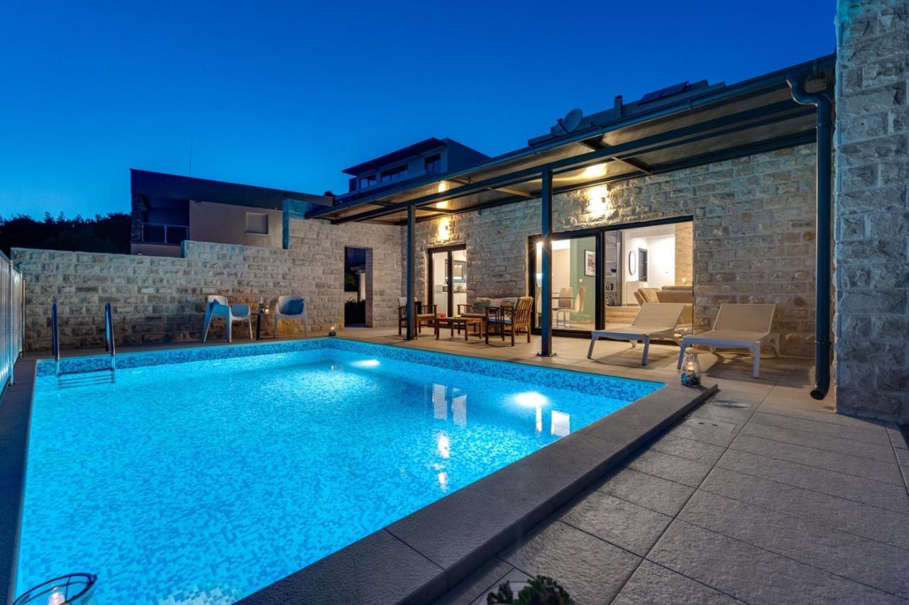 Villa Oslo - Luxury Place With Sea Views & Heated Pool, 300M Far From Sandy Beach 오미스 외부 사진